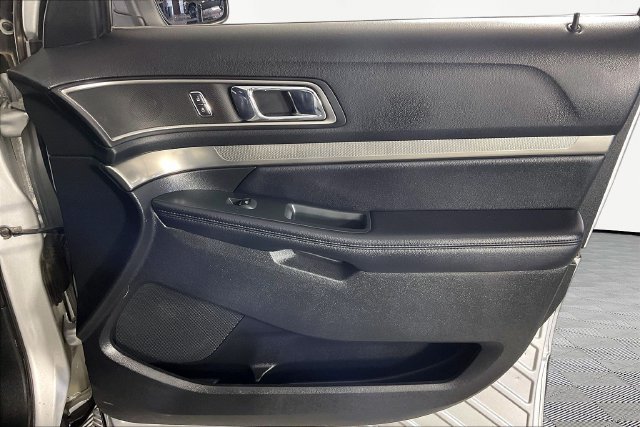 Used 2018 Ford Explorer XLT w/ Equipment Group 202A AWD/4WD image 25