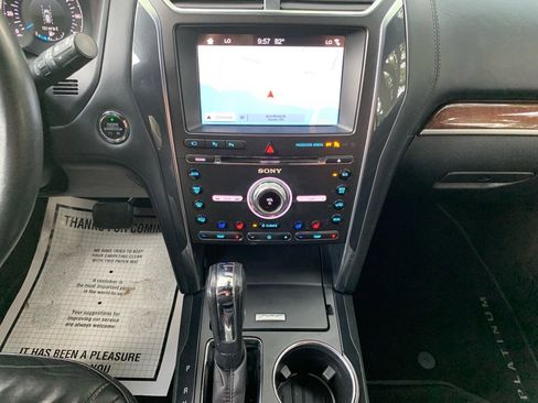 Used 2018 Ford Explorer Platinum image 18