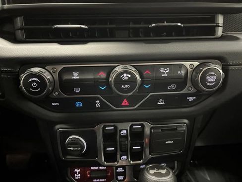 Used 2024 Jeep Wrangler Unlimited Rubicon 4xe image 17