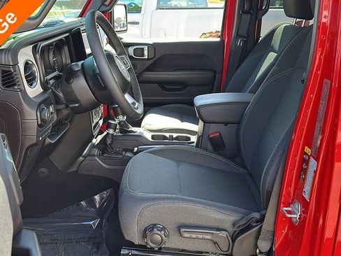 Used 2025 Jeep Wrangler Unlimited Sahara AWD/4WD image 13