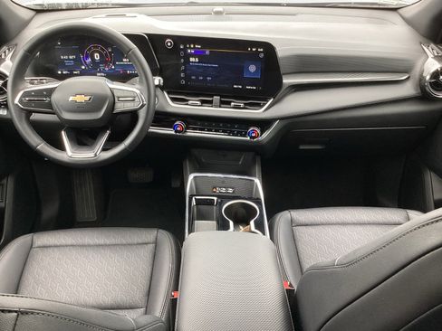 Used 2025 Chevrolet Equinox LT w/ Convenience Package II image 4