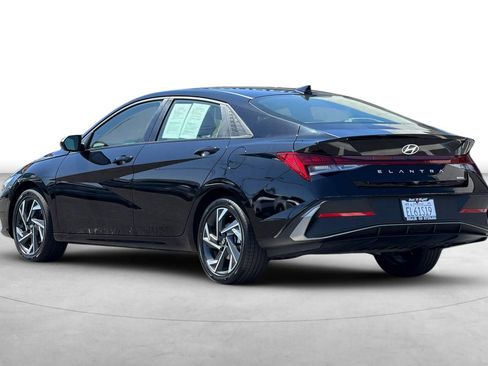 Certified 2025 Hyundai Elantra SEL FWD image 4
