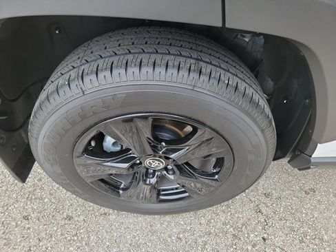 Used 2025 Toyota RAV4 LE AWD/4WD image 11