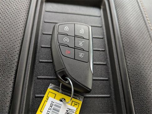 Used 2024 GMC Yukon SLT w/ SLT Luxury Package image 35