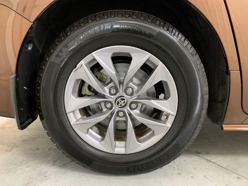 Used 2022 Toyota Sienna XLE image 25