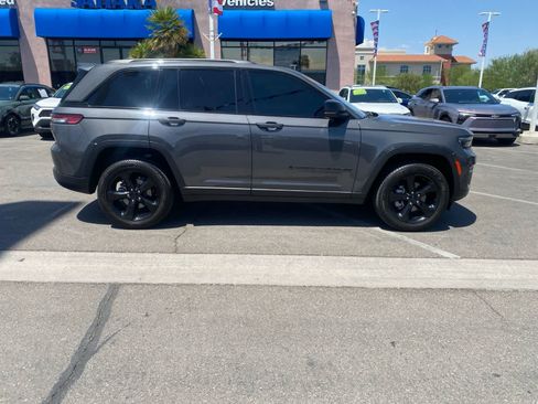 Used 2025 Jeep Grand Cherokee Limited w/ Black Appearance Package AWD/4WD image 4