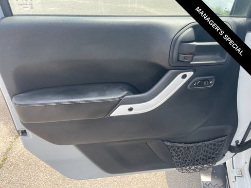 Used 2014 Jeep Wrangler Unlimited Sahara AWD/4WD image 15