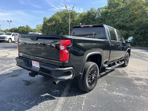 Used 2024 Chevrolet Silverado 2500 LT w/ Midnight Edition AWD/4WD image 3