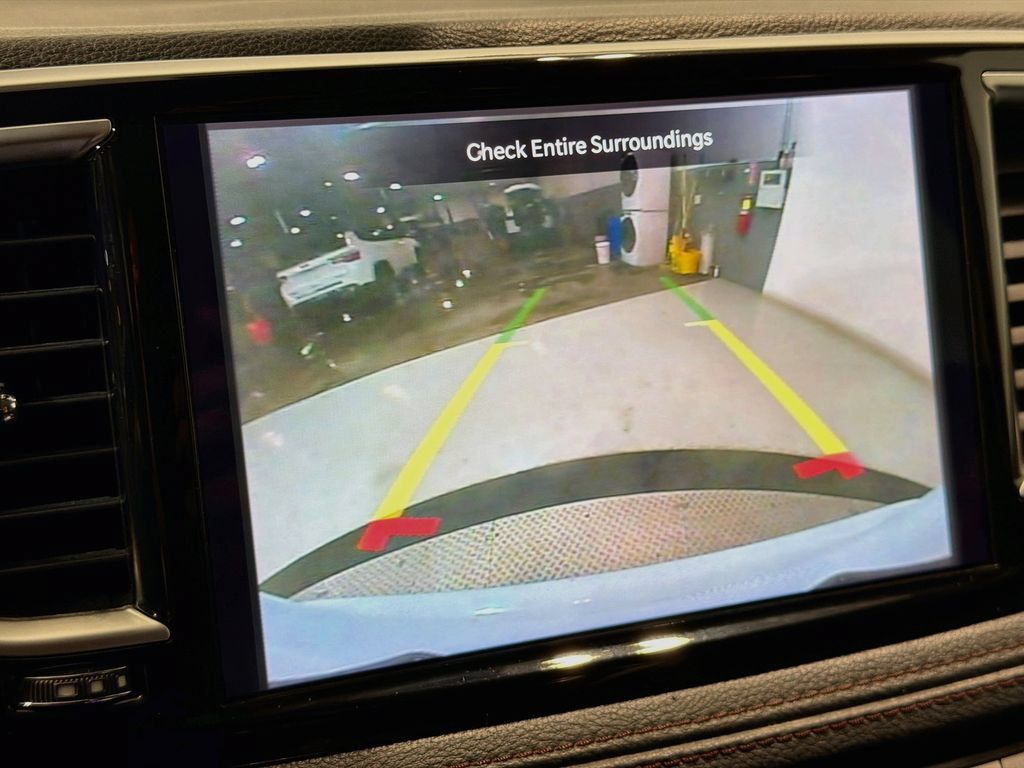 Used 2024 Chrysler Pacifica Limited FWD image 16