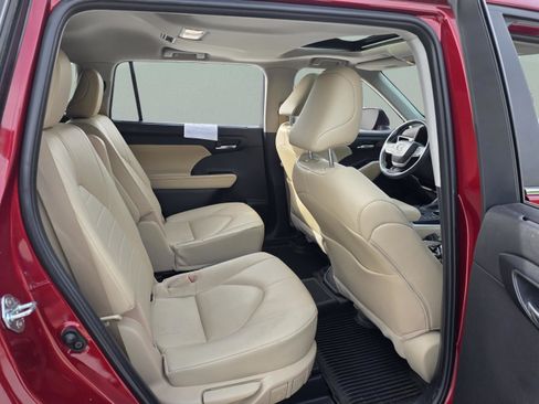 Used 2023 Toyota Highlander XLE FWD image 21