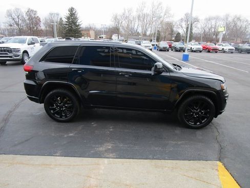 Used 2017 Jeep Grand Cherokee Altitude image 6