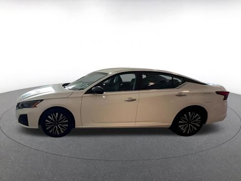 Used 2025 Nissan Altima 2.5 SV image 8