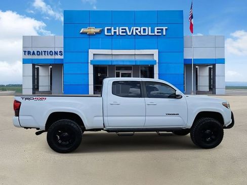 Used 2018 Toyota Tacoma TRD Sport w/ TRD Premium Sport Package image 10