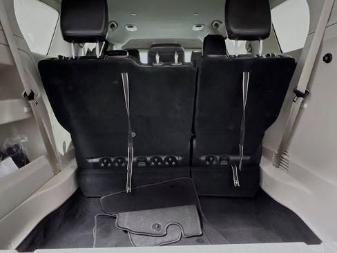 Used 2024 Chrysler Pacifica Touring-L image 34