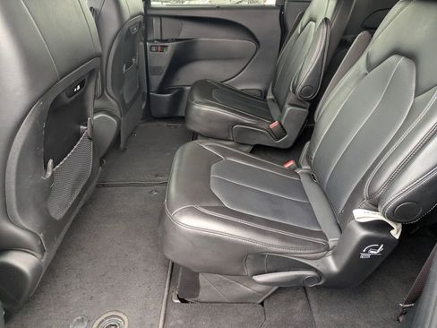 Used 2025 Chrysler Pacifica Select FWD image 31