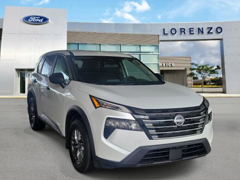 Used 2025 Nissan Rogue S FWD image 3
