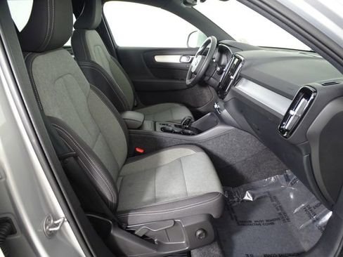 Used 2025 Volvo XC40 B5 Core image 15