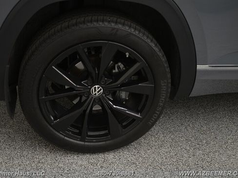 Used 2024 Volkswagen Atlas Cross Sport SEL Premium R-Line image 43