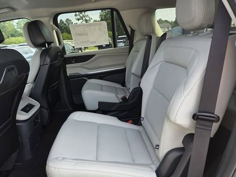 New 2026 Lincoln Navigator Premiere AWD/4WD image 16