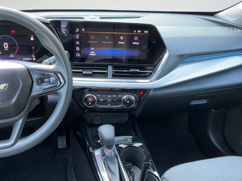 Used 2025 Chevrolet Trax LT FWD image 16
