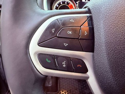 Used 2018 Jeep Cherokee Latitude Plus w/ Comfort/Convenience Group FWD image 20