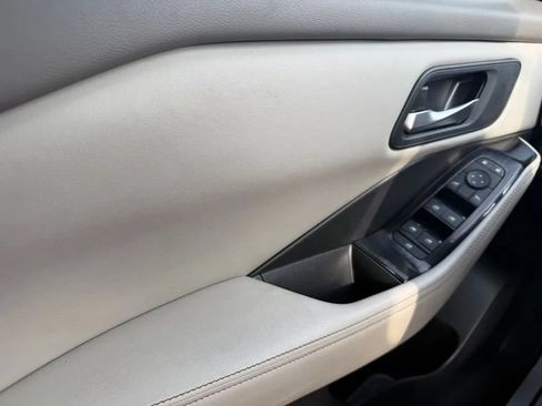 Used 2025 Nissan Rogue SV FWD image 12