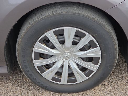 Used 2022 Toyota Camry LE image 7