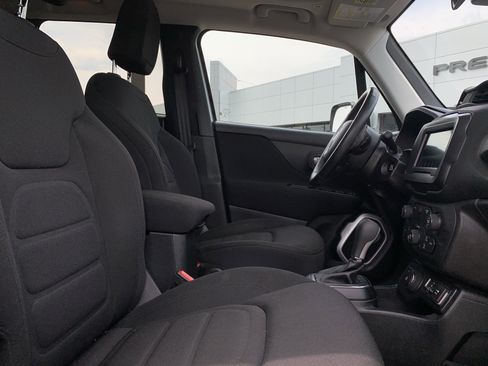 Used 2018 Jeep Renegade Latitude w/ Cold Weather Group AWD/4WD image 8