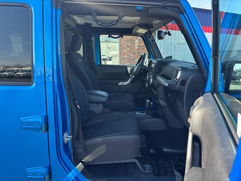 Used 2016 Jeep Wrangler Unlimited Sahara w/ Connectivity Group image 14