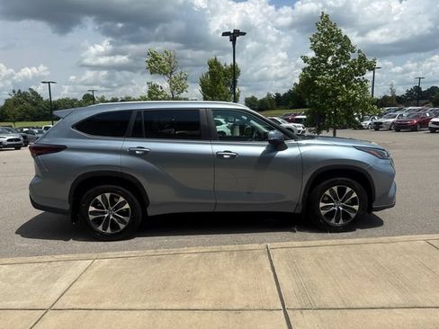 Used 2024 Toyota Highlander XLE AWD/4WD image 5