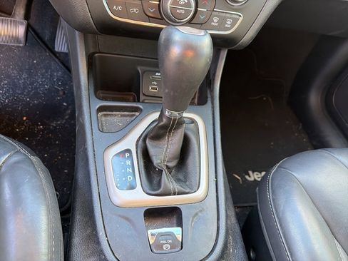 Used 2017 Jeep Cherokee Limited image 21