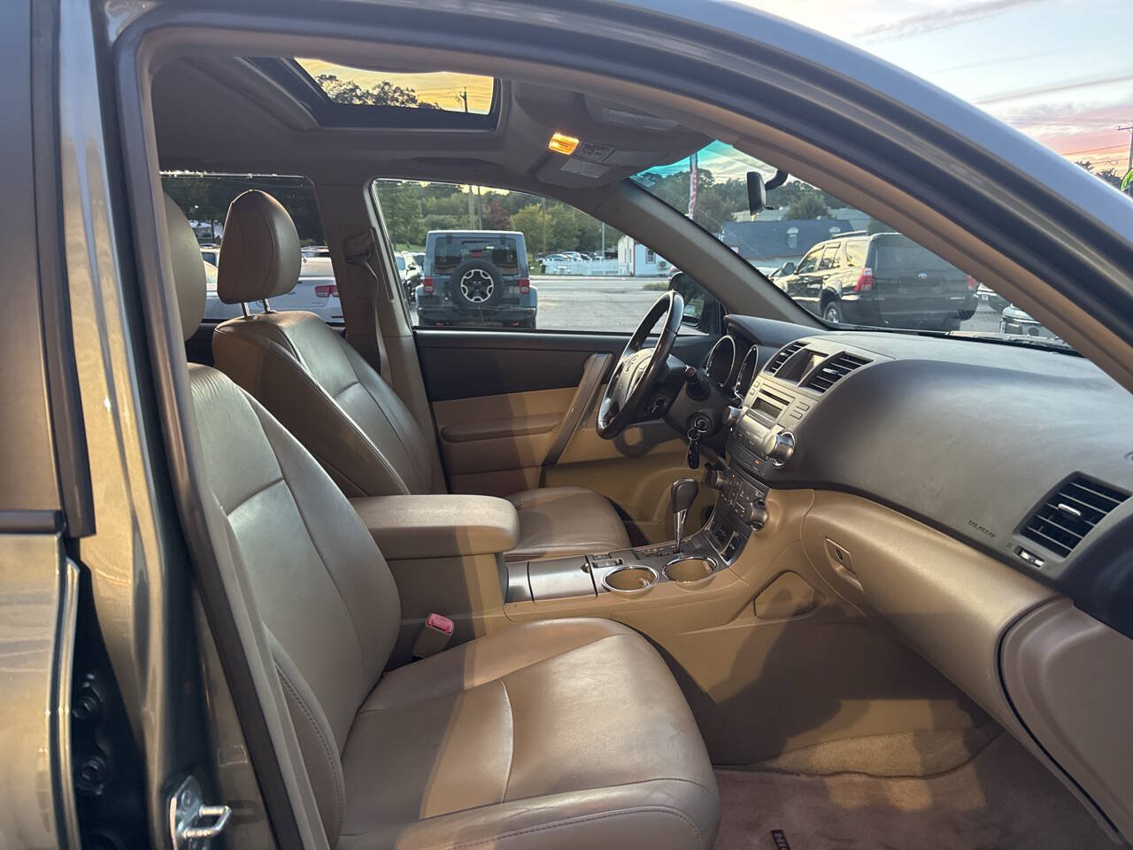 Used 2010 Toyota Highlander SE AWD/4WD image 5