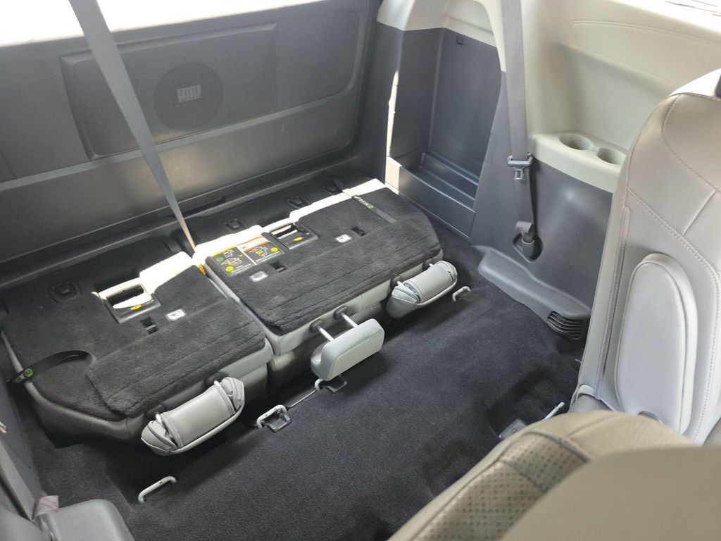 Used 2021 Toyota Sienna Limited FWD image 6