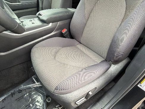 Certified 2025 Toyota Highlander LE FWD image 19