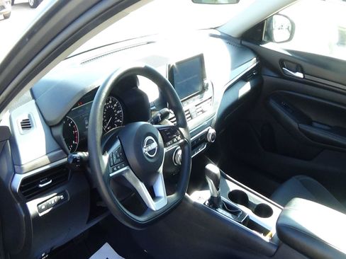 Used 2025 Nissan Altima 2.5 SV FWD image 15