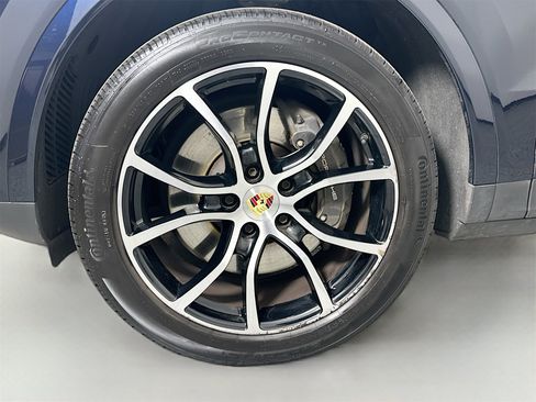 Certified 2023 Porsche Cayenne Platinum Edition image 11