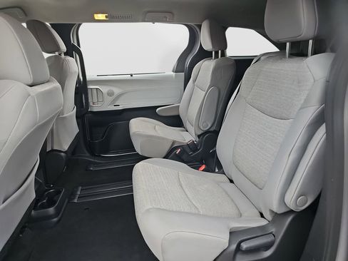 Certified 2025 Toyota Sienna LE image 19