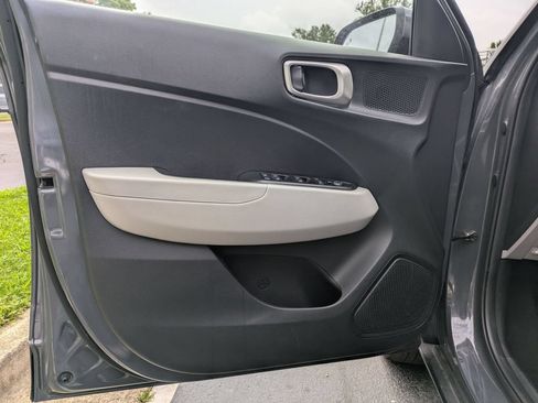 Used 2025 Hyundai Venue SEL FWD image 11