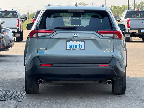 Used 2022 Toyota RAV4 XLE Premium image 4