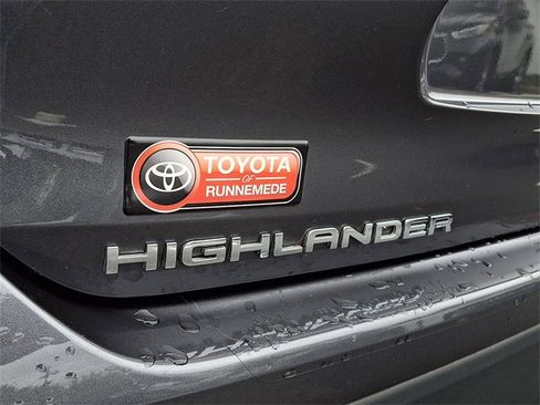 Certified 2023 Toyota Highlander XLE image 29