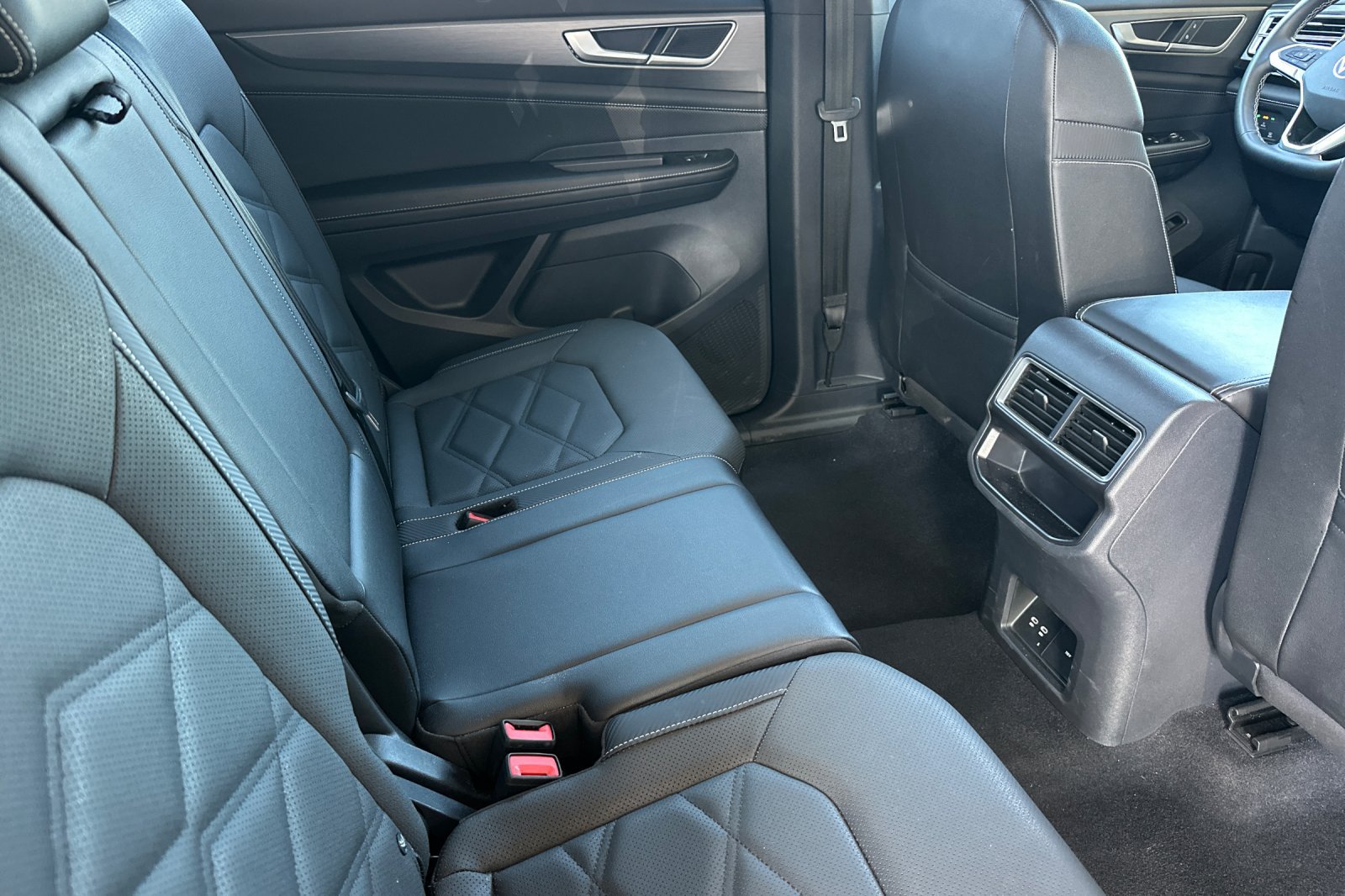 Used 2025 Volkswagen Atlas Cross Sport SE AWD/4WD image 19