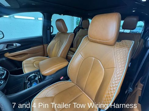 Used 2025 Chrysler Pacifica Pinnacle w/ Trailer Tow Group AWD/4WD image 13