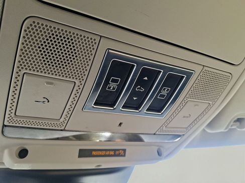 Used 2019 Land Rover Discovery SE image 25