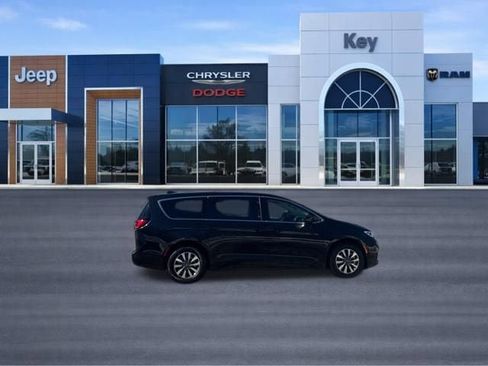 Used 2024 Chrysler Pacifica Limited FWD image 7