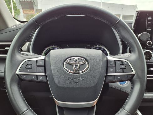 Used 2022 Toyota Highlander XLE FWD image 22