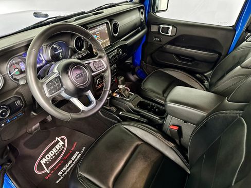 Used 2023 Jeep Wrangler Unlimited Sahara w/ Dual Top Group AWD/4WD image 8