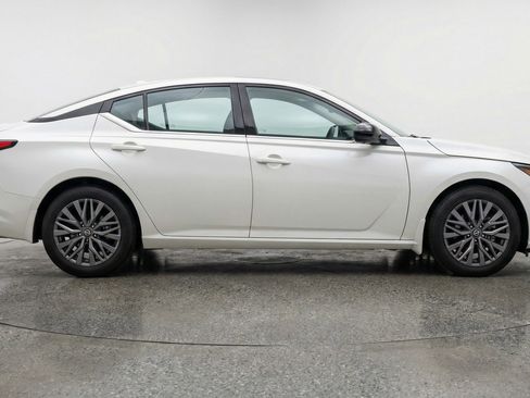 Used 2025 Nissan Altima 2.5 SV image 11