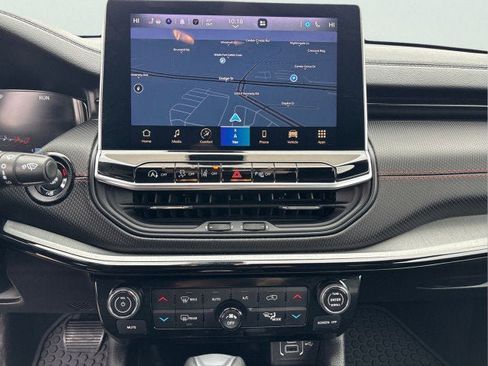 Used 2025 Jeep Compass Trailhawk w/ Trailhawk Elite Group image 15