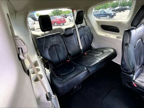 Used 2023 Chrysler Pacifica Touring-L FWD image 25