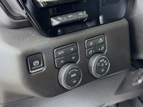 Used 2026 Chevrolet Silverado 2500 ZR2 AWD/4WD image 11